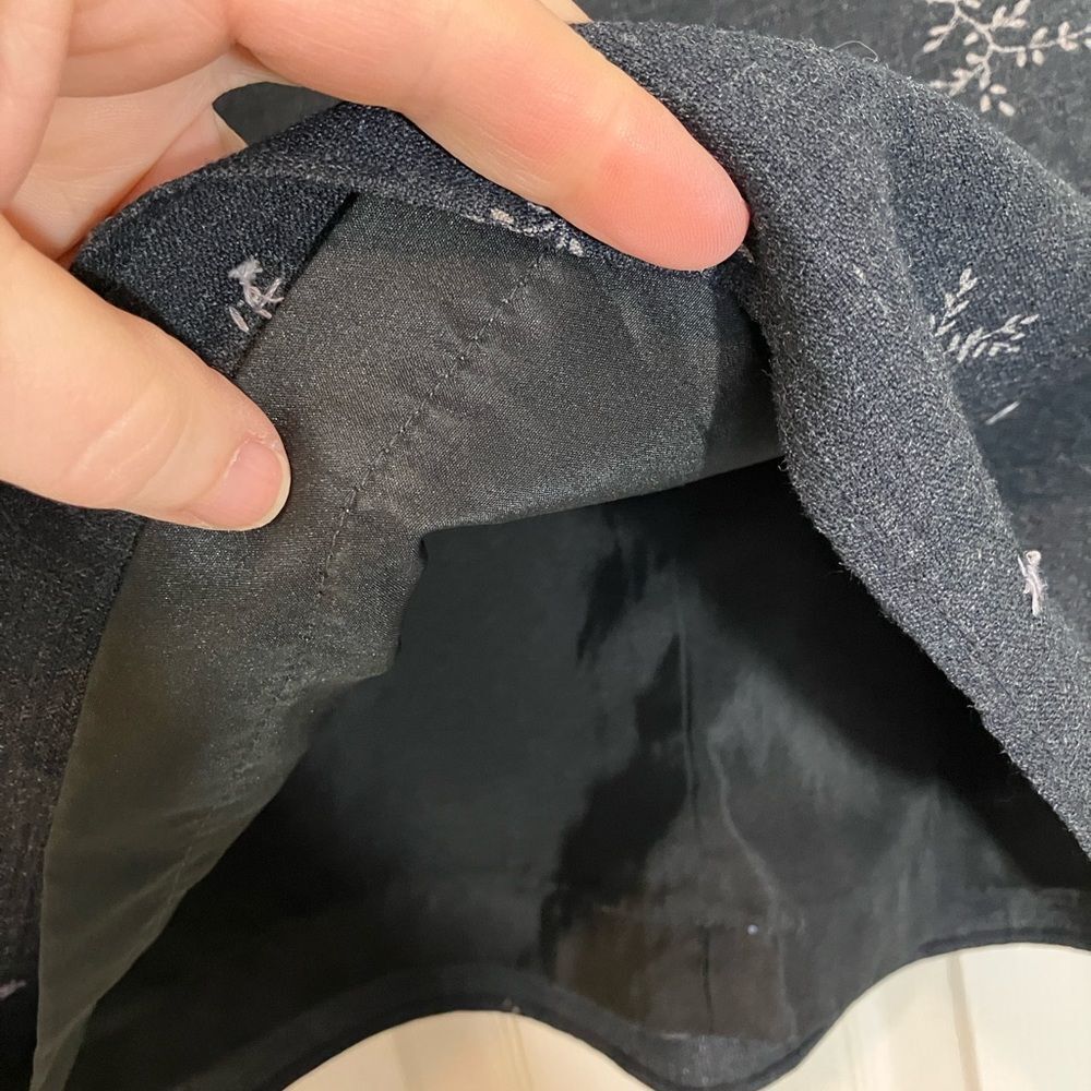 Gap, mini skirt, beautiful detail, charcoal gray, size 6, excellent shape - Picture 4 of 4